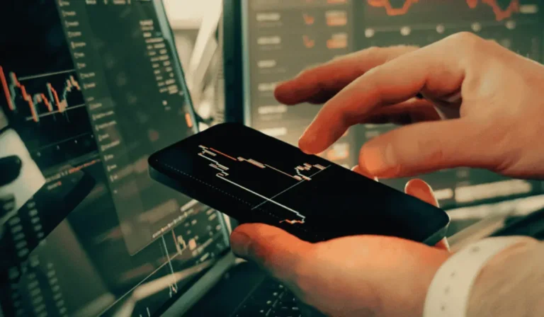 Trader che utilizza una piattaforma avanzata di copy trading e social trading online