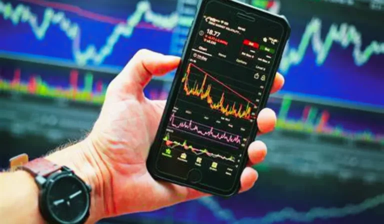 Trader che analizza trend di mercato e grafici delle criptovalute per individuare opportunità di trading