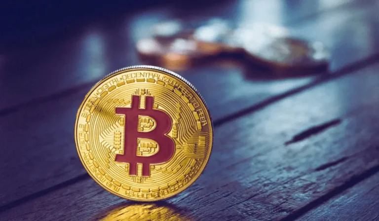 Trader di criptovalute che analizza grafici di mercato per evitare errori comuni nel crypto trading.