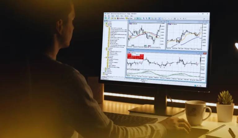 Anfänger analysiert Kursdiagramme auf mehreren Bildschirmen und lernt die Grundlagen des Online